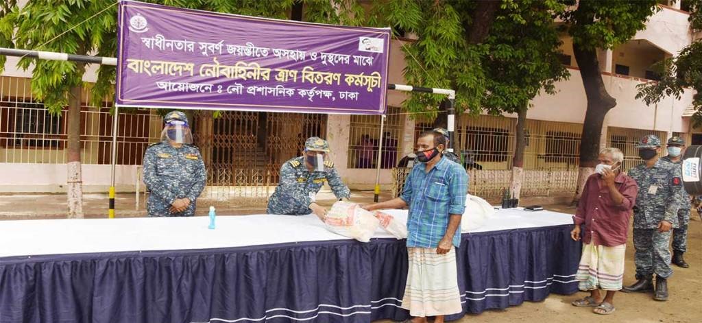 করোনা মোকাবেলায় খুলনার বিভিন্ন এলাকায় অসহায় ও দুঃস্থদের মাঝে নৌবাহিনীর মানবিক সহায়তা প্রদান