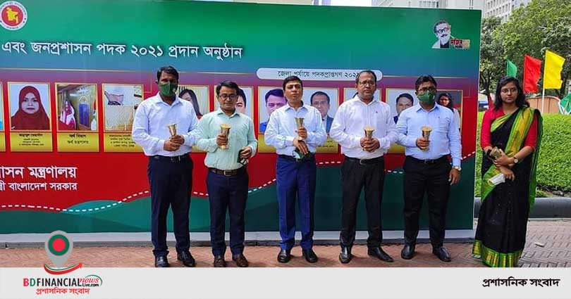 খুলনায় জনপ্রশাসন পদক-২০২১ পেলেন ০৬ জন