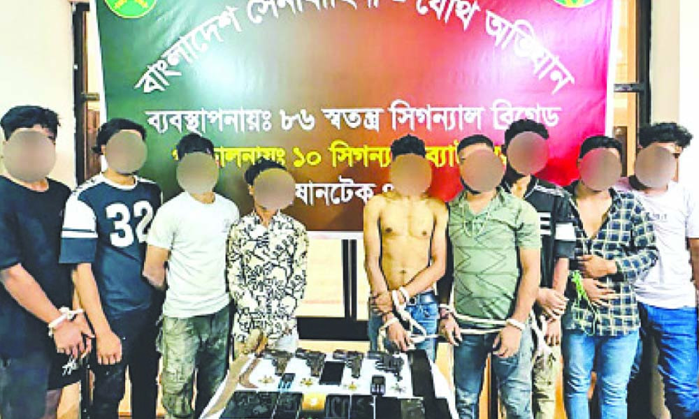 রাজধানীর মাটিকাটায় সেনাবাহিনীর অভিযান, অস্ত্রসহ গ্রেপ্তার ১০