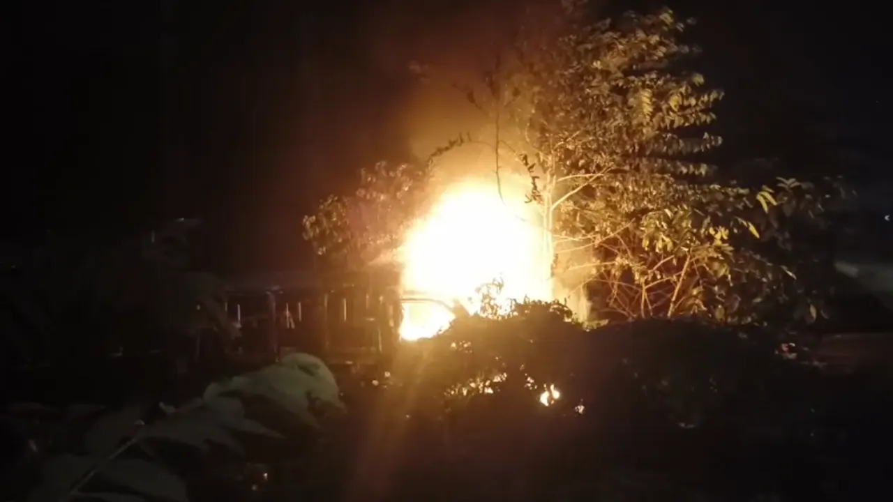 দক্ষিণ কেরানীগঞ্জে থানায় আগুন