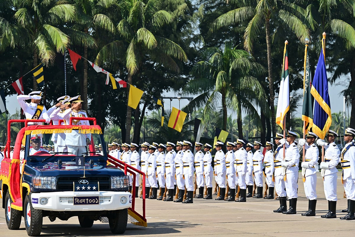 বাংলাদেশ নেভাল একাডেমিতে তরুণ নৌ কর্মকর্তাদের কুচকাওয়াজ অনুষ্ঠিত