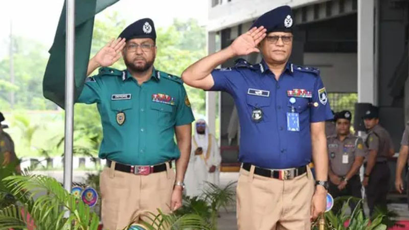 নতুন পোশাকে পুলিশ