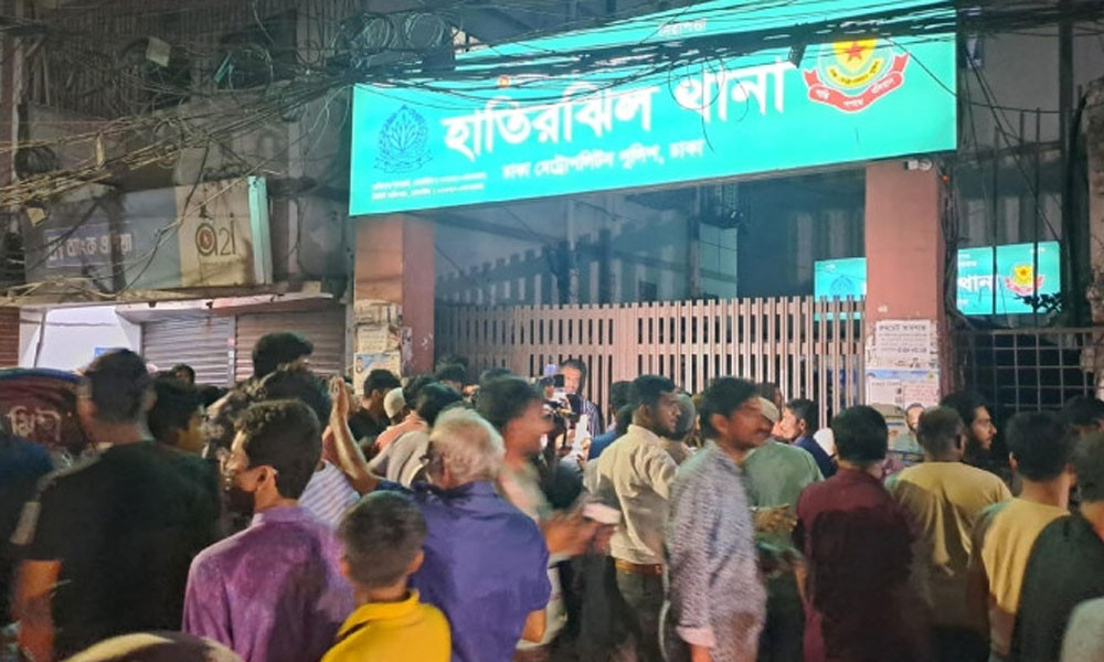 বিচারের দাবিতে হাতিরঝিল থানার সামনে বিক্ষোভ