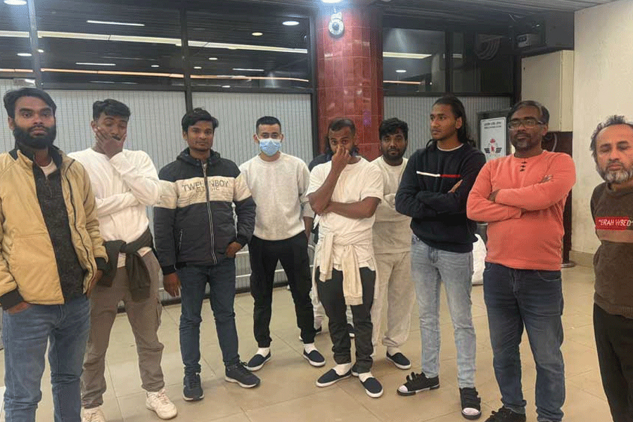 হ্যান্ডকাফ-শেকল পরিয়ে আরো ৩১ বাংলাদেশিকে ফেরত পাঠাল যুক্তরাষ্ট্র