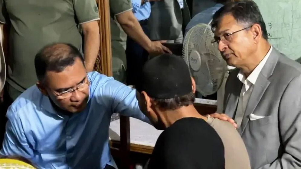 রামিসার বাবার কাঁধে হাত রেখে যা বললেন প্রধানমন্ত্রী