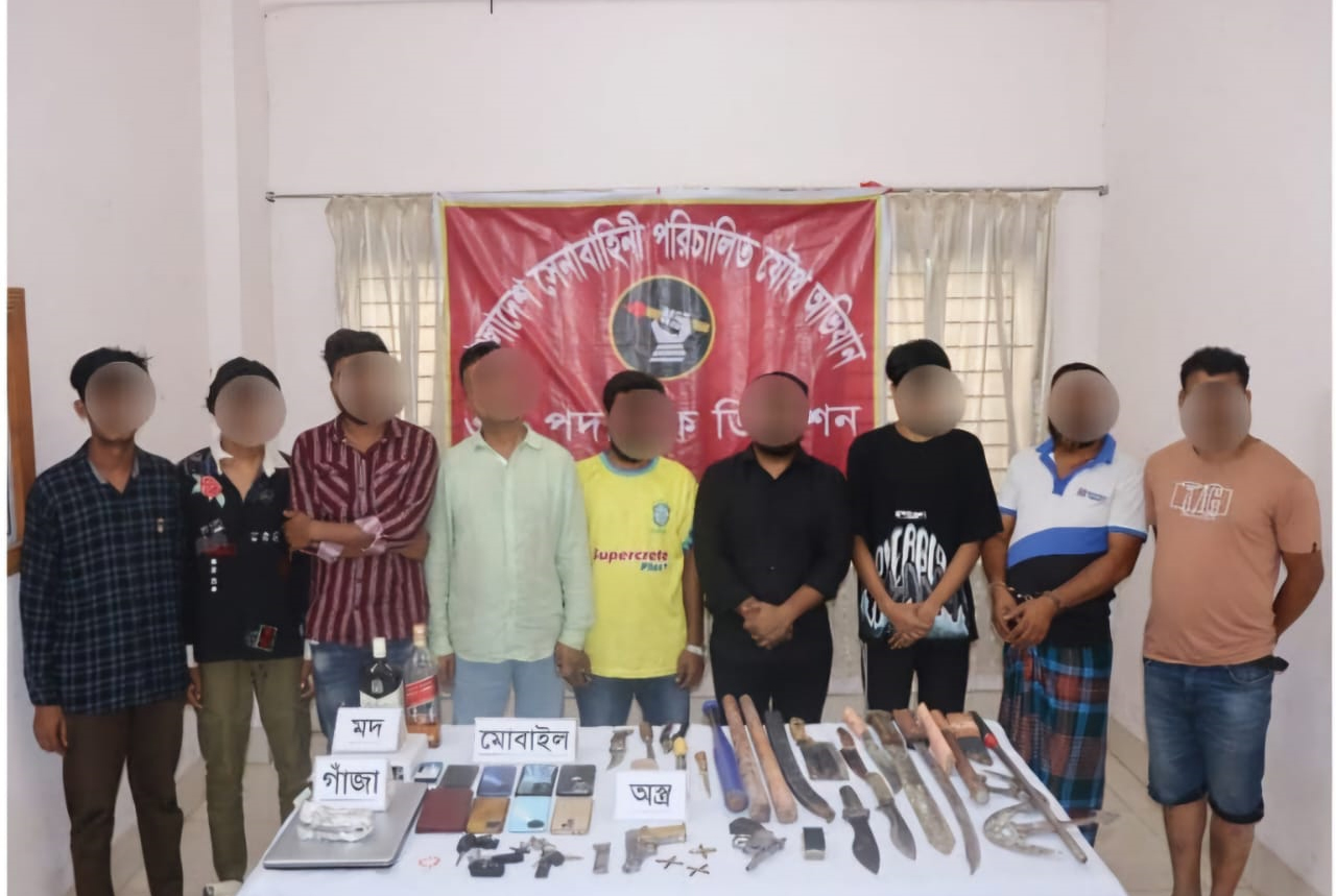 কুমিল্লায় যৌথবাহিনীর অভিযানে অবৈধ অস্ত্রসহ কিশোর গ্যাং সদস্য গ্রেফতার