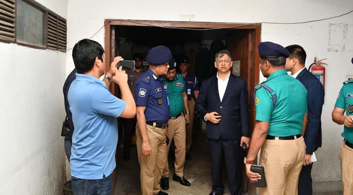 তেজগাঁও থানায় আকস্মিক পরিদর্শনে স্বরাষ্ট্রমন্ত্রী