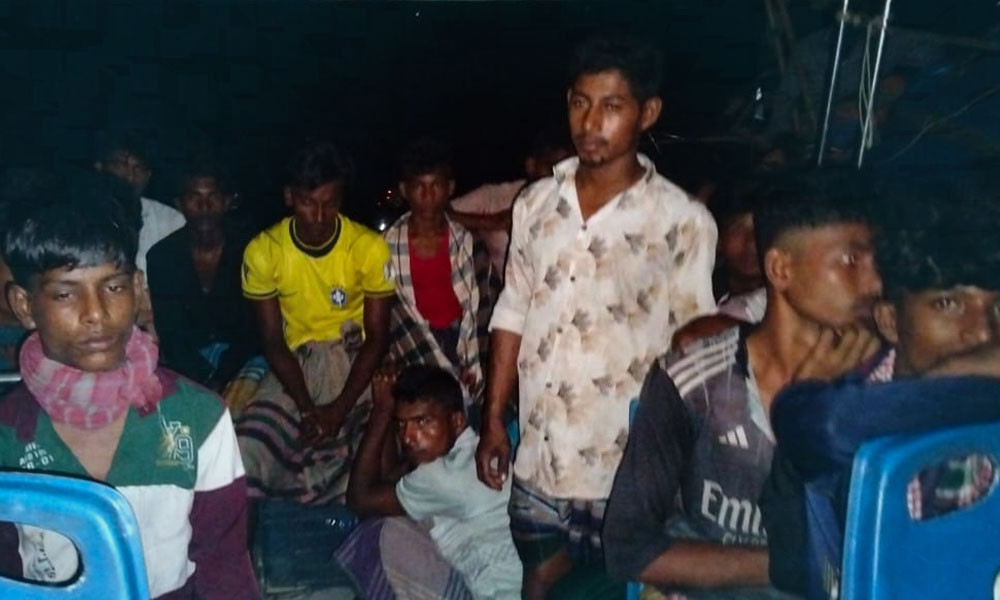 নিষেধাজ্ঞা অমান্য করে ইলিশ ধরায় ৩৪ জেলে আটক