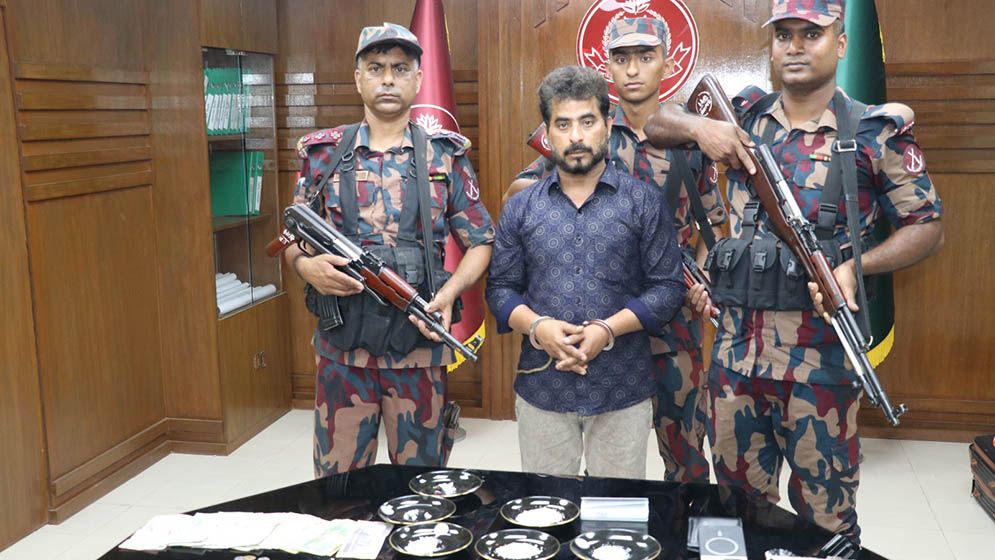 ৬ কোটি টাকার হীরাসহ ভারতীয় নাগরিক আটক