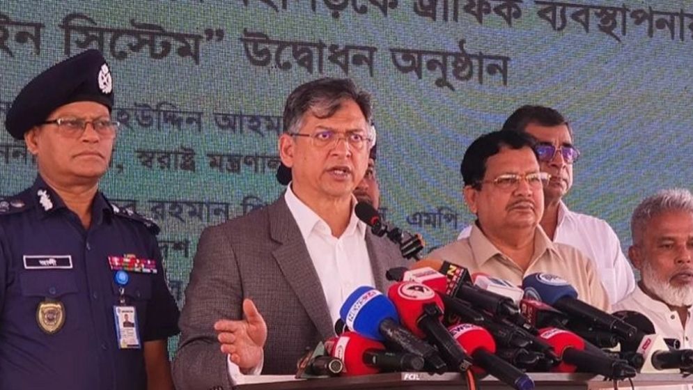 ঢাকা-চট্টগ্রাম মহাসড়কে গতি সীমাসহ ট্রাফিক আইন ভাঙলেই অটো ফাইন: স্বরাষ্ট্রমন্ত্রী