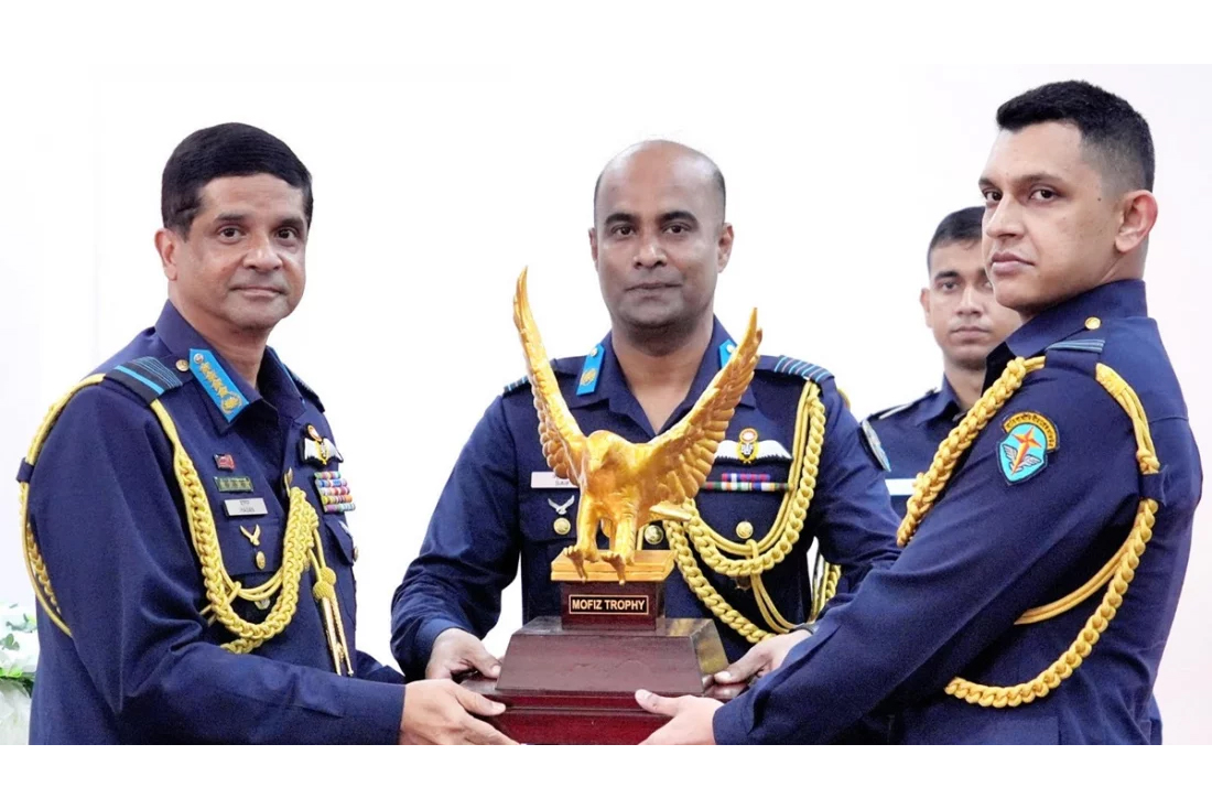 বিমান বাহিনীর ফ্লাইং ইন্সট্রাক্টরস্ কোর্সের সনদ বিতরণ