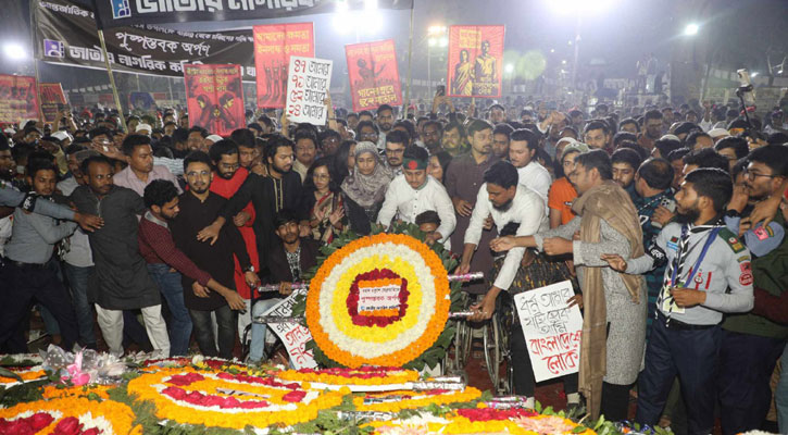 সূর্য সন্তানদের শ্রদ্ধা জানাতে শহীদ মিনারে মানুষের ঢল