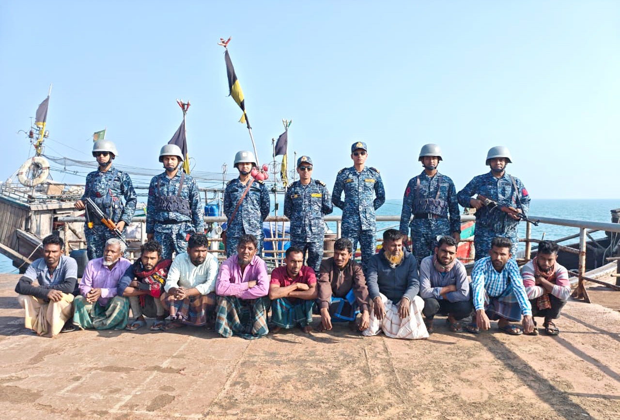 মায়ানমারে পাচারকালে সিমেন্ট বোঝাই বোটসহ ১১ জনকে আটক করেছে বাংলাদেশ নৌবাহিনী