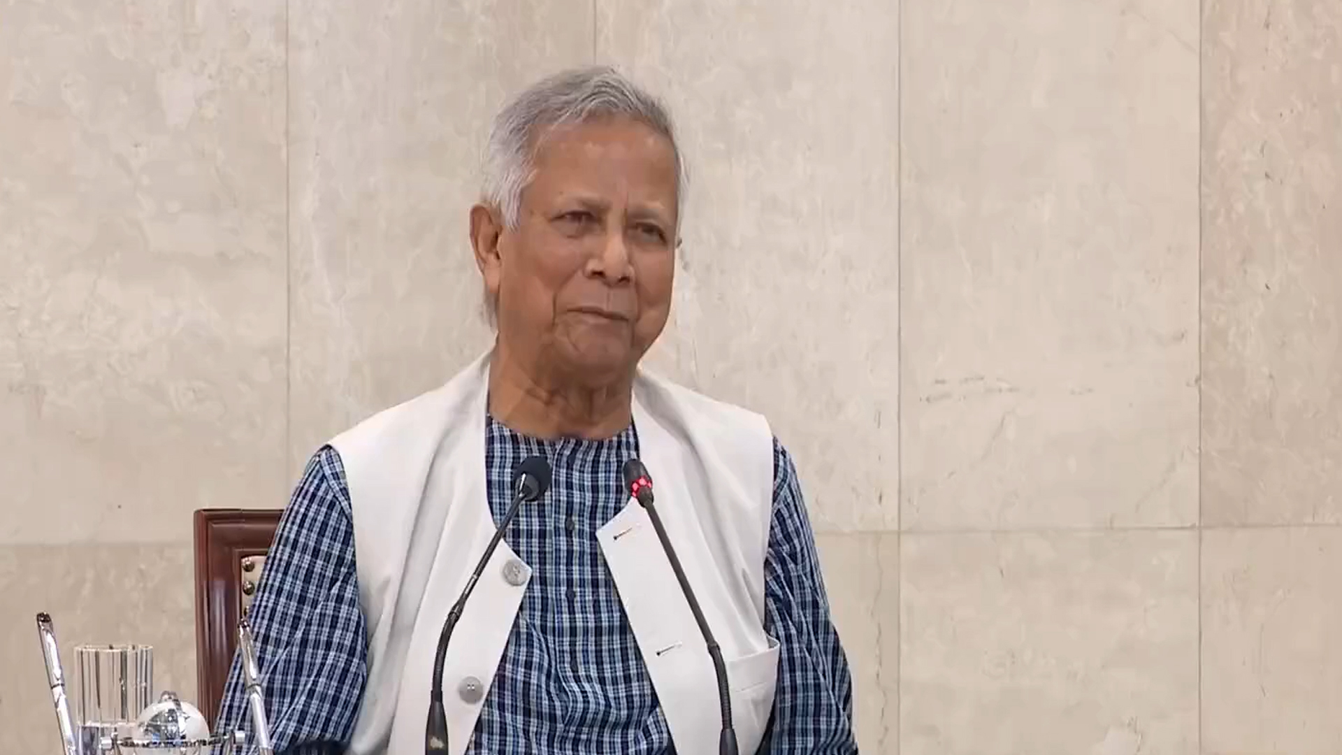 সীমান্তে অতন্দ্র প্রহরীর দায়িত্ব পালন করছে বিজিবি: প্রধান উপদেষ্টা