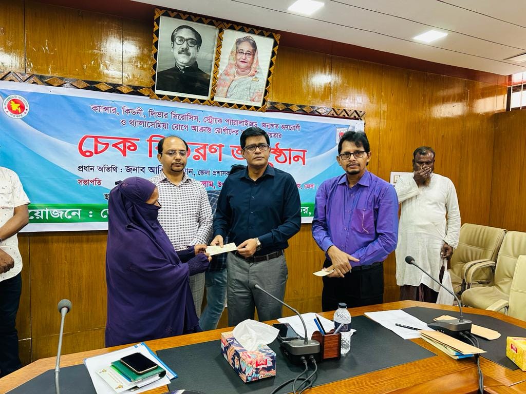 রোগীদের আর্থিক সহায়তার চেক বিতরণ অনুষ্ঠান অনুষ্ঠিত