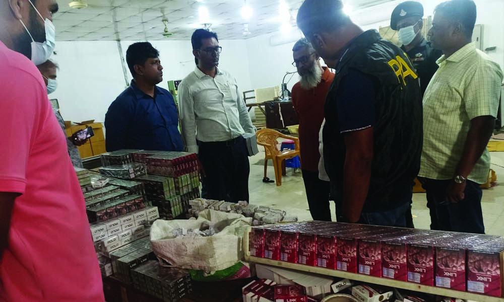 র্যাবের অভিযান : সিগারেট ও ট্যাক্স স্ট্যাম্প জব্দ, জরিমানা ২ লাখ