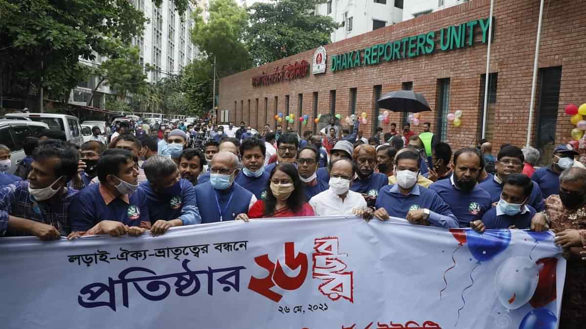 রিপোর্টার্স ইউনিটি মিলনায়তনে সংগঠনটির নবীন-প্রবীণ সদস্যদের নিয়ে কেক কাটলেন তথ্যমন্ত্রী