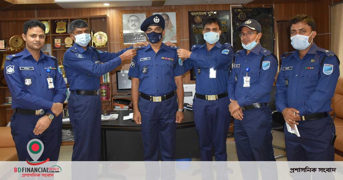 ফরিদপুরে পদোন্নতিপ্রাপ্ত সহকর্মীকে  র‌্যাংক ব্যাজ পরালেন পুলিশ সুপার