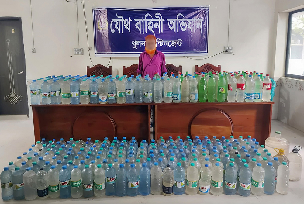 নৌবাহিনীর যৌথ অভিযানে মাদকসহ তিনজন আটক