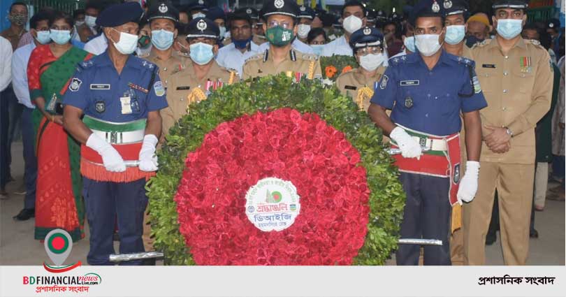 মহান স্বাধীনতা দিবস ও জাতীয় দিবসে ময়মনসিংহ রেঞ্জ ডিআইজির শ্রদ্ধা নিবেদন