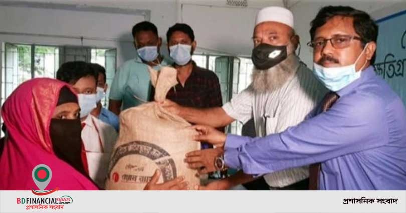 নোয়াখালীতে ওয়ান ব্যাংকের খাদ্যসামগ্রী বিতরণ