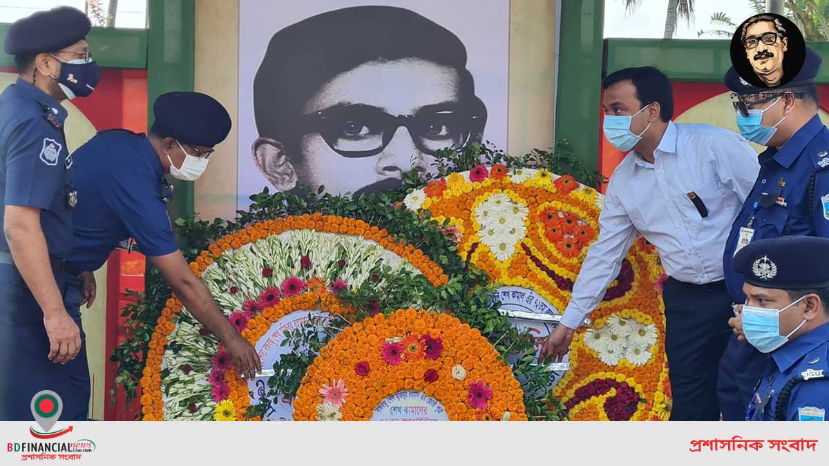 শেখ কামালের ৭২তম জন্মবার্ষিকী উপলক্ষে তাঁর প্রতিকৃতিতে পুষ্পস্তবক অর্পণ করেন নাটোর জেলা প্রশাসক