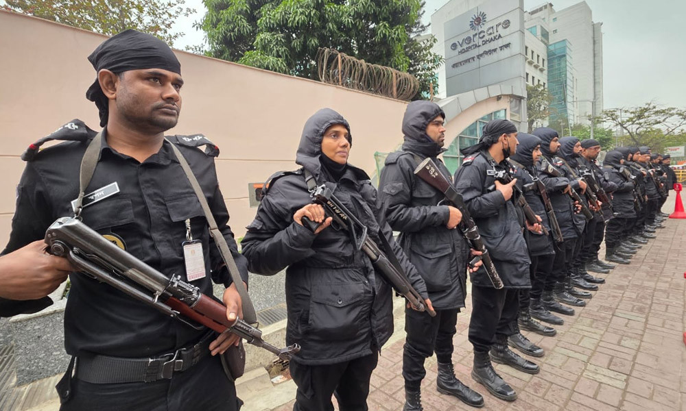 এভারকেয়ারের সামনে নিরাপত্তা জোরদার