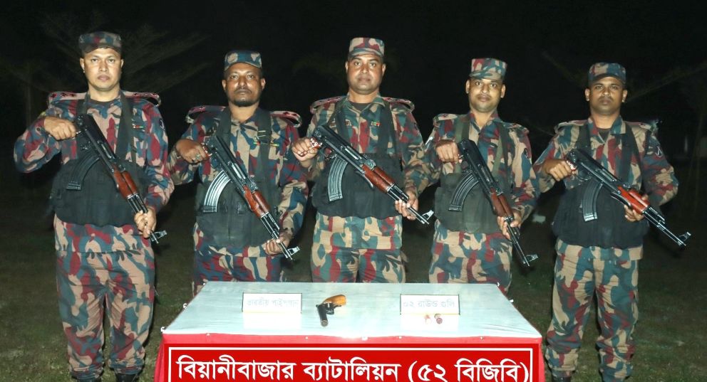 বড়লেখা সীমান্তে ভারতীয় অবৈধ অস্ত্র ও কার্তুজ উদ্ধার