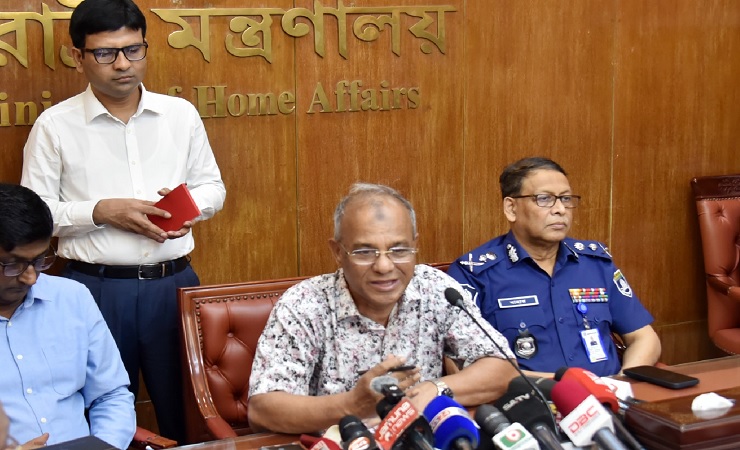 প্রবাসীদের পাসপোর্ট ফি কমানো হবে: স্বরাষ্ট্র উপদেষ্টা