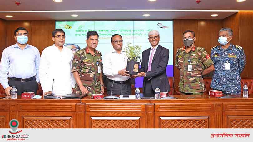 ডিএনসিসিতে লংকাবাংলার বৃক্ষ বিতরণ