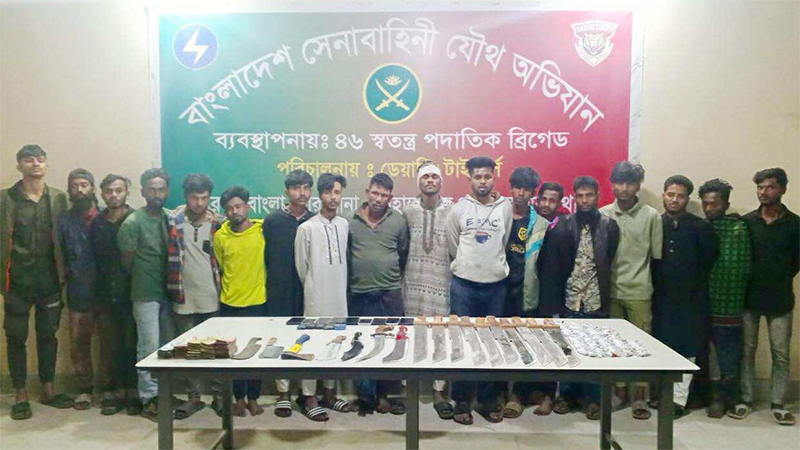 রায়েরবাজারে বিপুল দেশীয় অস্ত্রসহ গ্রেপ্তার ১৮