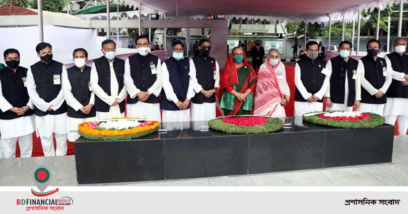 বঙ্গবন্ধুর প্রতিকৃতিতে প্রধানমন্ত্রীর শ্রদ্ধা
