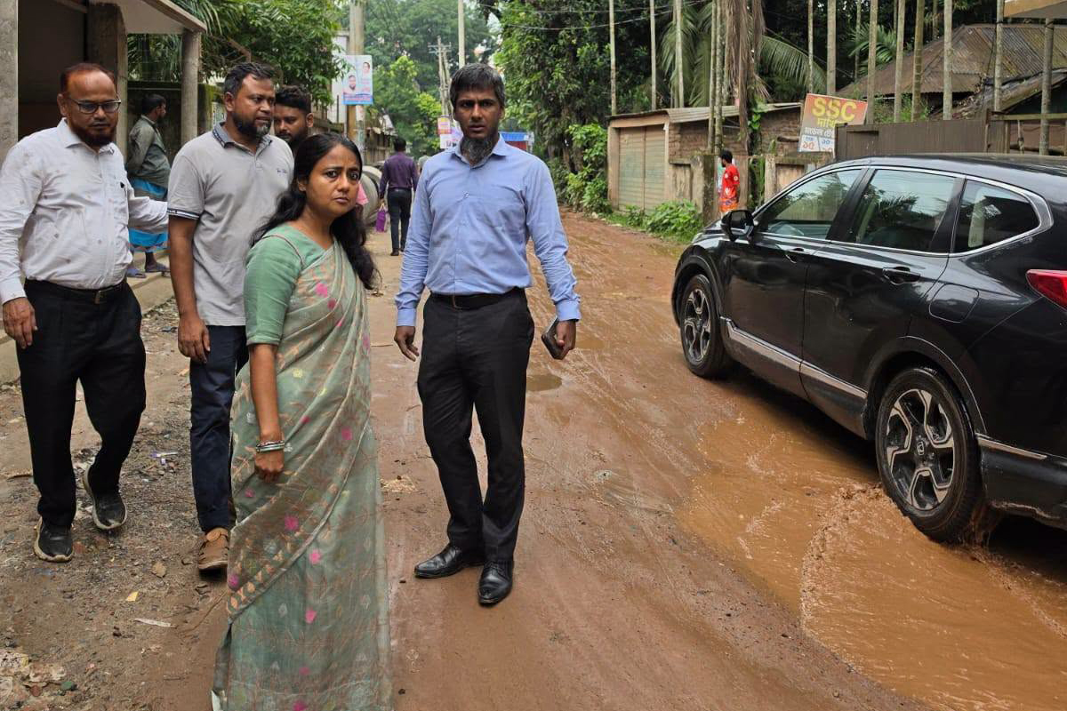 মানিকগঞ্জ জেলা প্রশাসকের বিভিন্ন স্থানে চলমান কার্যক্রম পরিদর্শন