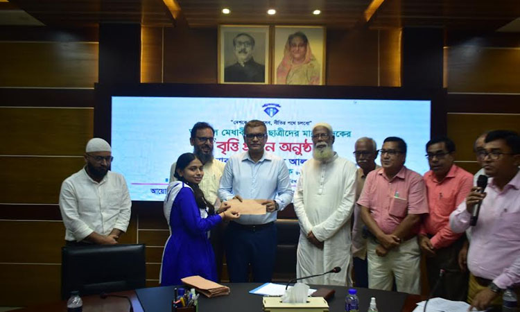 ব্রাহ্মণবাড়িয়ায় অসচ্ছল মেধাবী শিক্ষার্থীর মধ্যে দুদকের বৃত্তি প্রদান