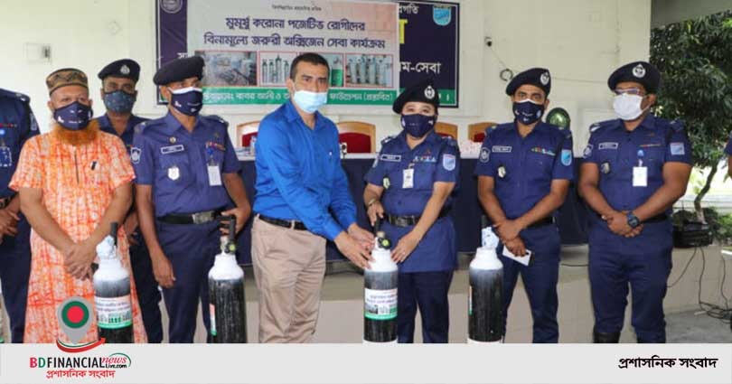 গোপালগঞ্জ পুলিশ সুপারের কাছে বাবর আলী আমেনা ফাউন্ডেশনের অক্সিজেন সিলিন্ডার প্রদান