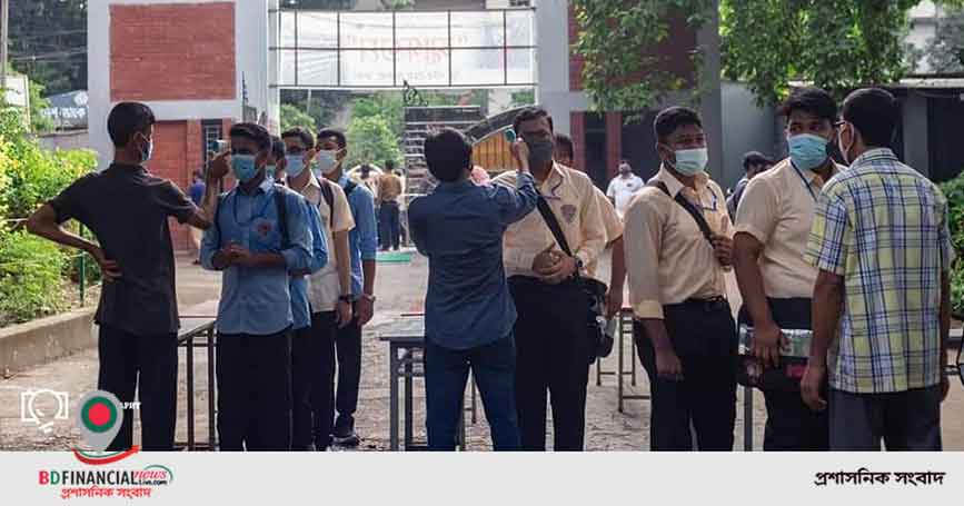 শিক্ষার্থীদের পদচারণায় মুখরিত নটরডেম কলেজ প্রাঙ্গণ