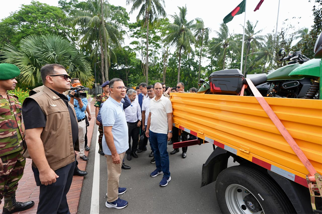 স্পোর্টস কার ও ইভি গাড়ি বিষয়ক প্রদর্শনী ঘুরে দেখলেন প্রধানমন্ত্রী