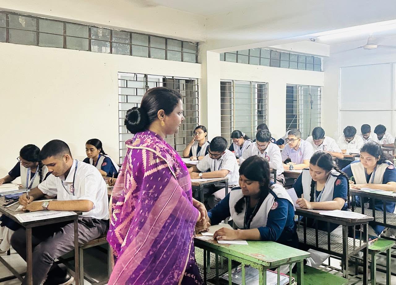 "জেলা প্রশাসক ও বিজ্ঞ জেলা ম্যাজিস্ট্রেট, ঢাকা কর্তৃক এসএসসি পরীক্ষার কেন্দ্র পরিদর্শন"