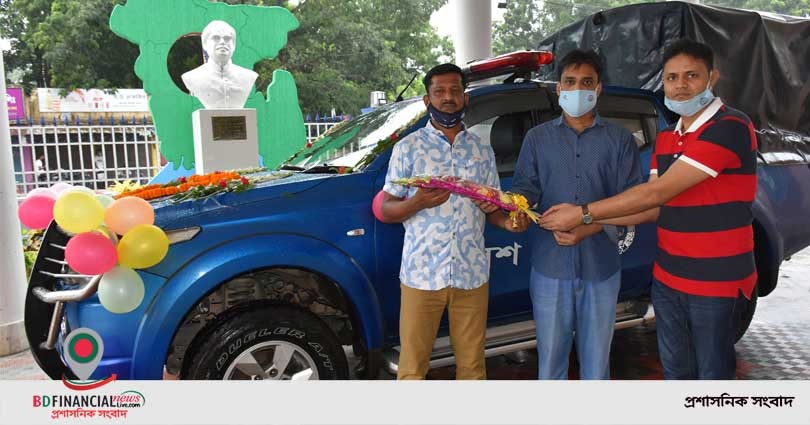 ফরিদপুরে পুলিশ পরিদর্শক এনায়েত হোসেনকে ফুলেল শুভেচ্ছা