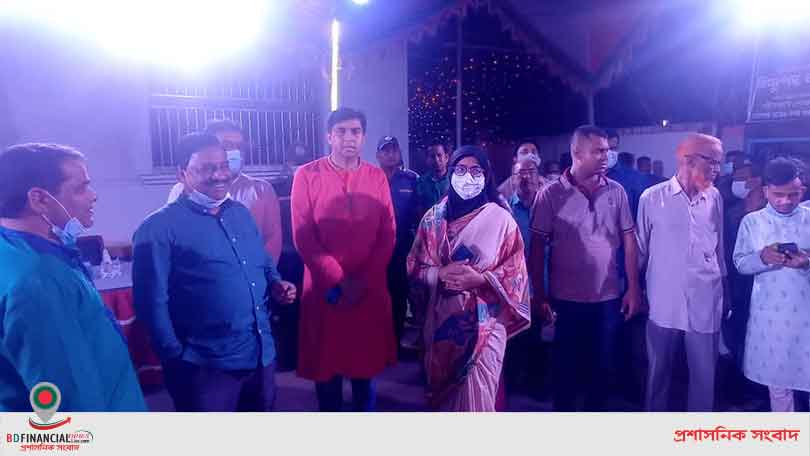 বঙ্গবন্ধু মঞ্চ তরণীতে পুষ্পস্তবক অর্পন করেন কুমিল্লা পুলিশ সুপার