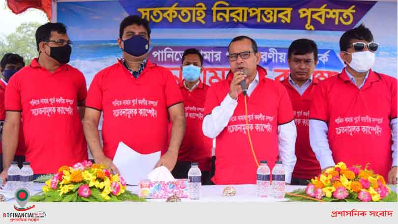 কক্সবাজারের সুগন্ধা পয়েন্টে পানিতে নামার আগে করণীয় বিষয়ে ‘সচেতনতামূলক ক্যাম্পেইন’