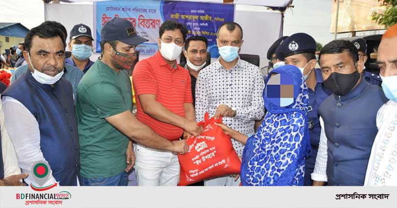 মোটরযান শ্রমিক পরিবারের মাঝে নরসিংদী জেলা পুলিশের ঈদ উপহার বিতরণ