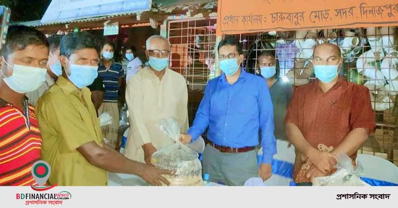 দিনাজপুরে পাকেরহাট ডেকোরেটর শ্রমিক ইউনিয়নের সদস্যদের মধ্যে প্রধানমন্ত্রীর উপহার খাদ্য সামগ্রী বিতরণ