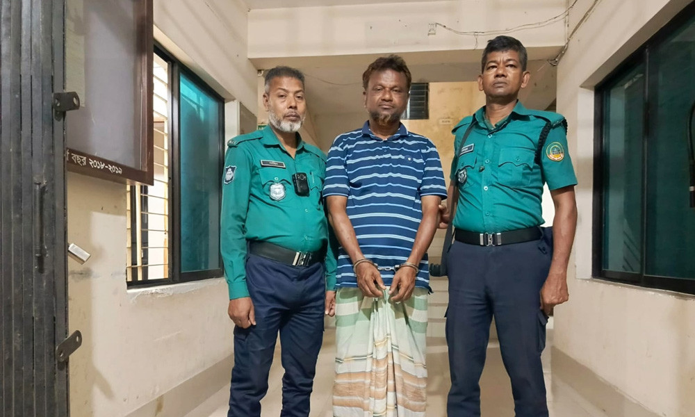 সাবেক বাণিজ্যমন্ত্রীর ‘ঘনিষ্ঠ সহযোগী’ নুর আলম গ্রেপ্তার