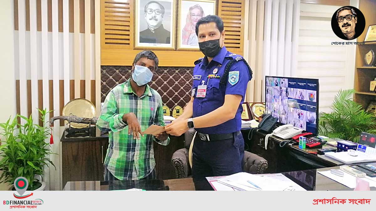 প্রতিবন্ধী পত্রিকা হকারের পাশে দাড়ালেন এসপি বিপ্লব কুমার সরকার