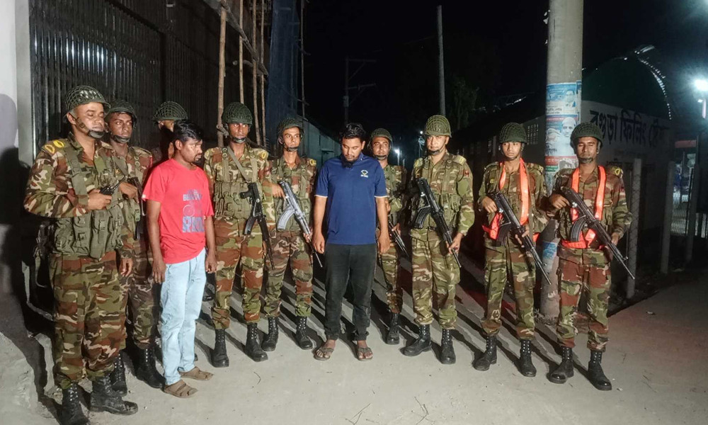 বিভিন্ন বাহিনীতে চাকরি দেওয়ার কথা বলে প্রতারণা, আটক ২