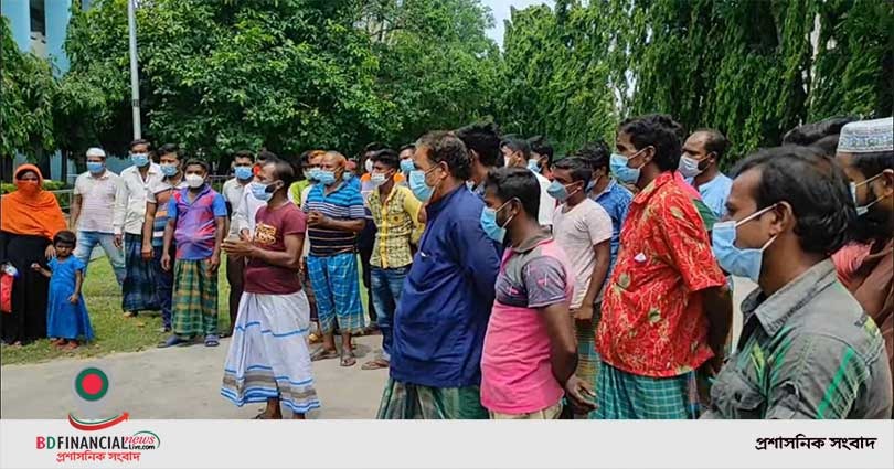 আটক মোটর ভ্যান, রিক্সা ও ইজিবাইক ফেরত পাওয়ার দাবীতে ডিসি অফিসের সামনে অবস্থান