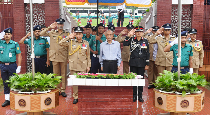 রাজারবাগ পুলিশ স্মৃতিসৌধে স্বরাষ্ট্র উপদেষ্টা এবং আইজিপির শ্রদ্ধা