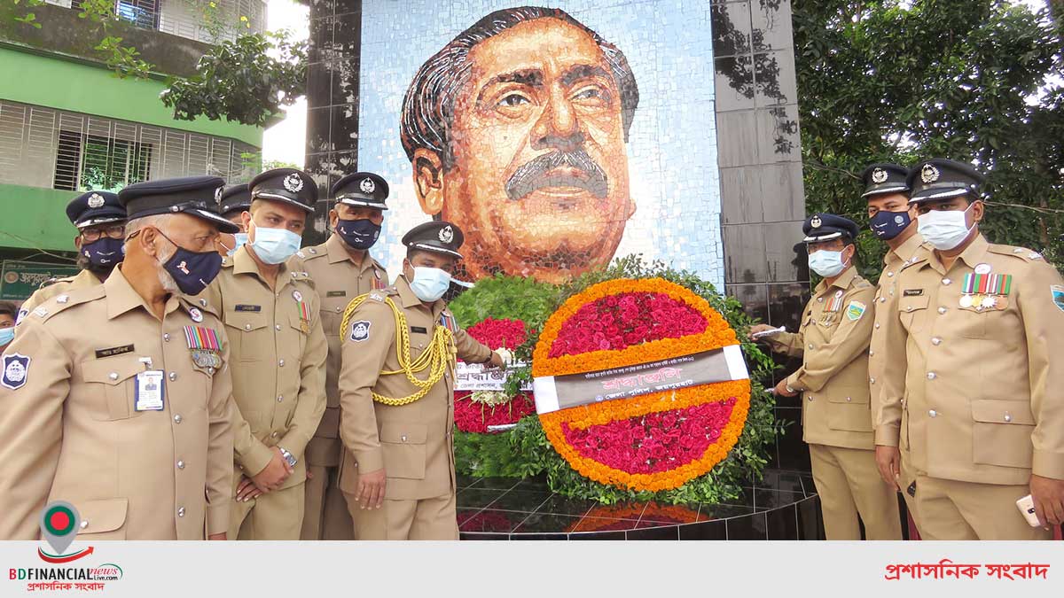 জাতীয় শোক দিবস-২০২১ উপলক্ষে বঙ্গবন্ধুর প্রতিকৃতিতে পুষ্পস্তবক অর্পণ করেন জয়পুরহাট জেলার পুলিশ সুপার