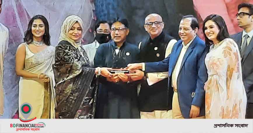 ‘রিয়েল হিরো অ্যাওয়ার্ড’ পেলেন সারমিন সালাম